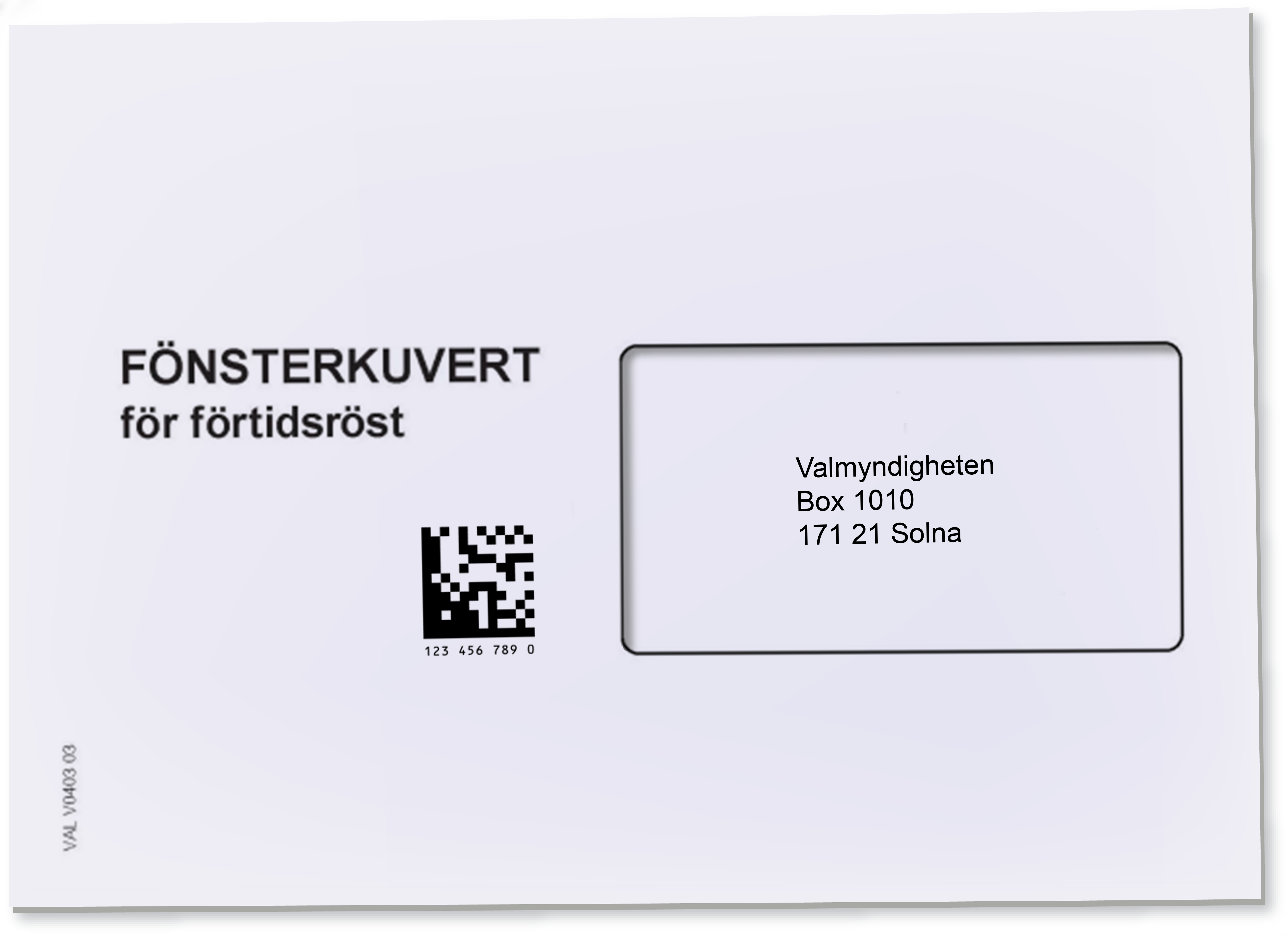 Ett fönsterkuvert med ett adresskort i. På kuvertet syns en förtryckt kod