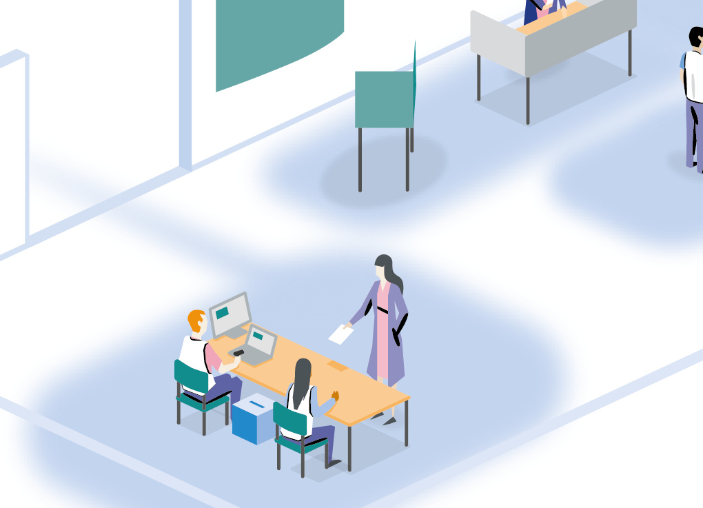 Två röstmottagare sitter vid ett bord. En väljare kommer mot dem med en röst. På bordet finns en dator med en extern bildskärm. Bildskärmen är vinklad bort från dörren så att bara väljaren och röstmottagarna kan se den.