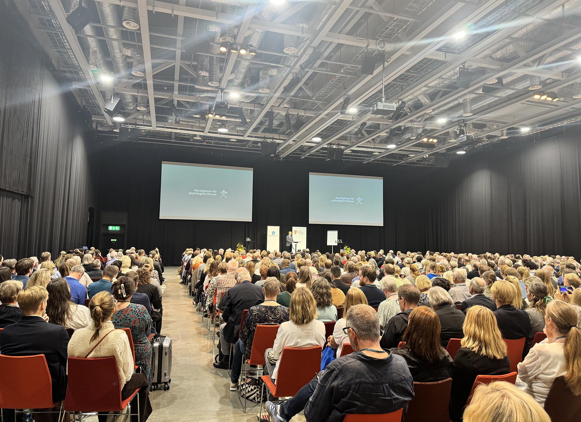 Publiken vid en av programpunkterna vid Valkonferensen september 2025