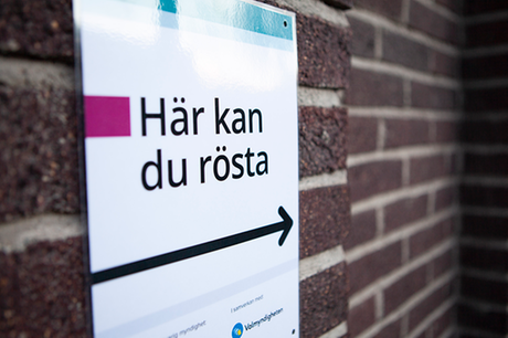 Stående skylt med texten "Här kan du rösta".