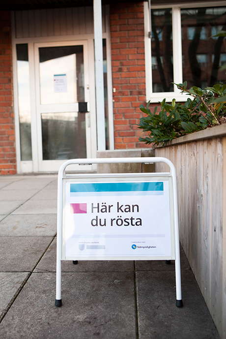 Liggande skylt med texten "Här kan du rösta".