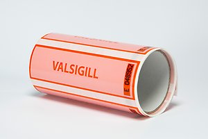 Tejp med ordet "Valsigill" på, tryckt i röd färg.